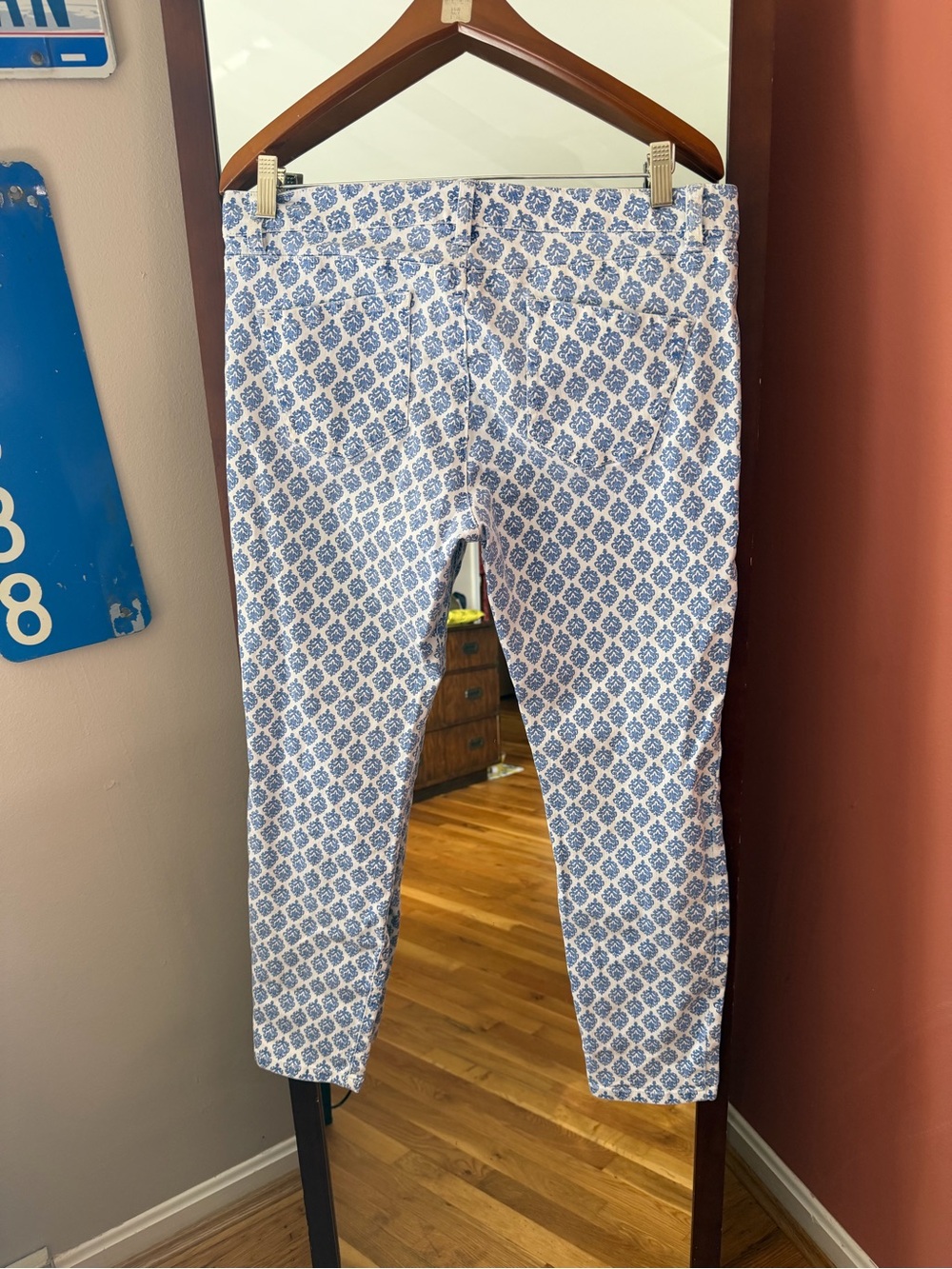 Vineyard Vines White Jeans with Blue Tile Print